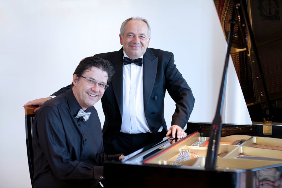 Bernd Düring (links) und Eckhard Radau (rechts) kommen mit ihrer Revue „Dein ist mein ganzes Herz“ – Die Geschichte von Fritz Löhner-Beda“ am Freitag, 15. März, um 19 Uhr in den Burgsaal der Wewelsburg. (Foto: Harald Morsch)